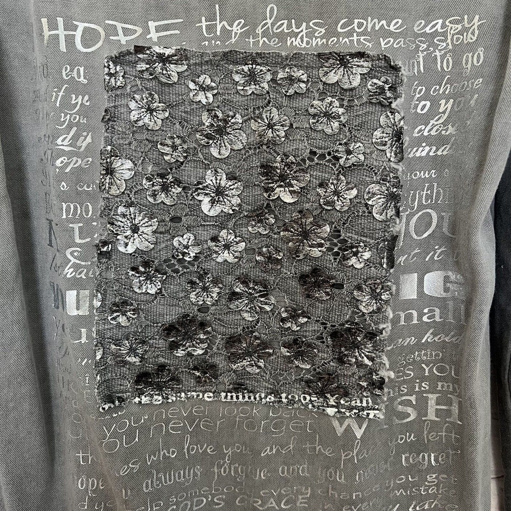 Made In Italy Women's Gray V-Neck Graphic Print Raised 3D Flowers Top - Medium - Picture 2 of 6